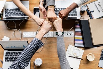 Mehrere Computer auf einem Tisch - über Leasing finanzieren