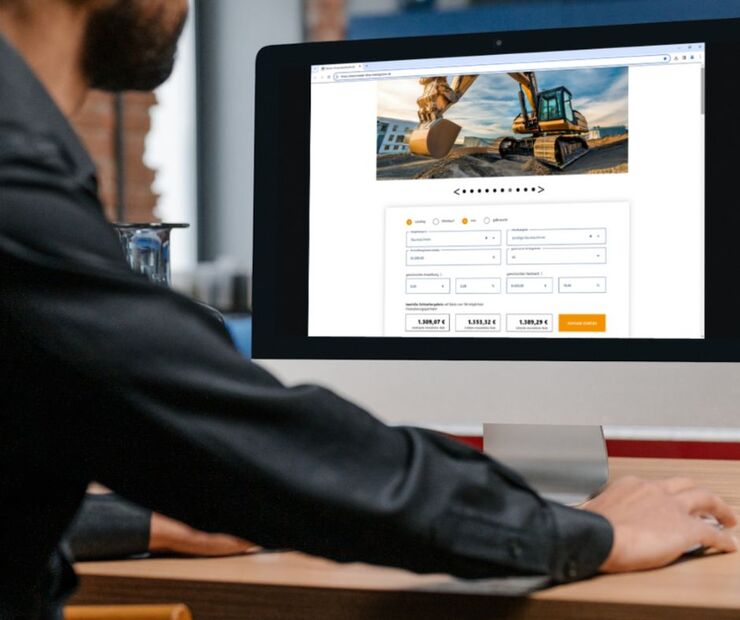 Mann sitzt vor einem Computer