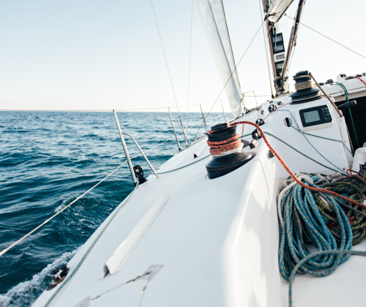 Fahrende Yacht auf dem Meer